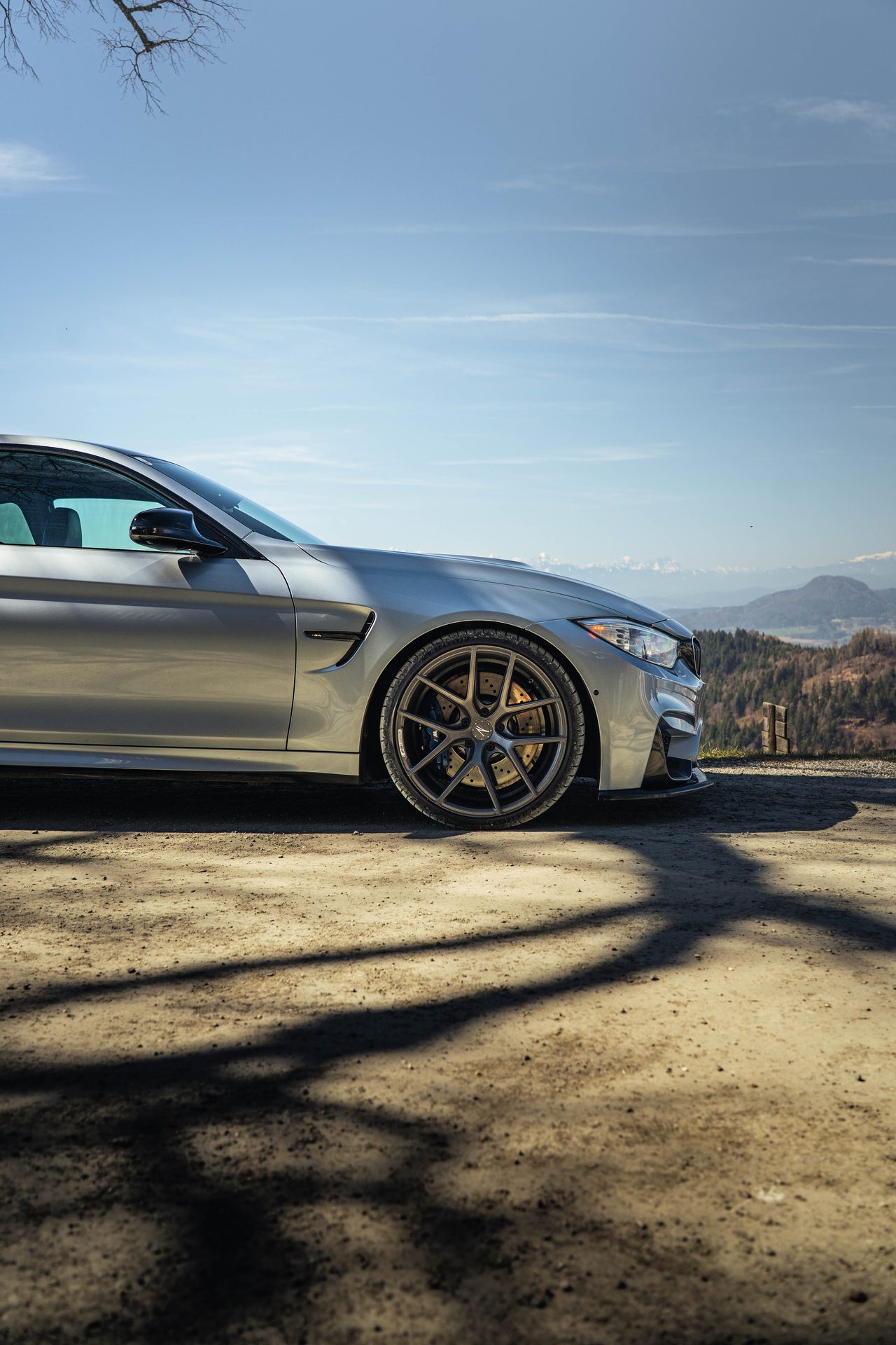 Autofotografie Kärnten — Detailaufnahme von Felge und Front eines BMW M4