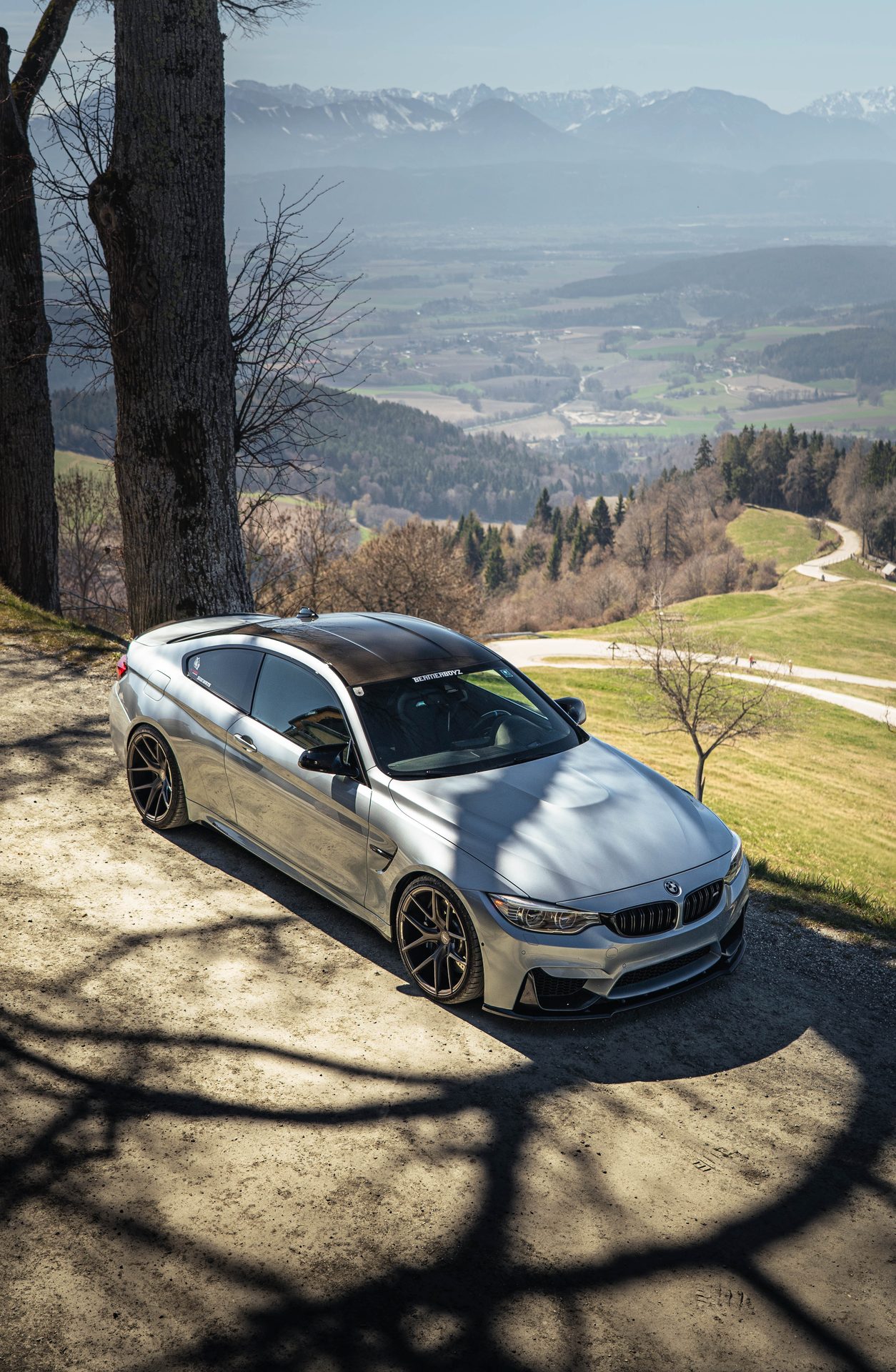 Autofotografie Kärnten — BMW M4 von oben mit Panorama über das Tal